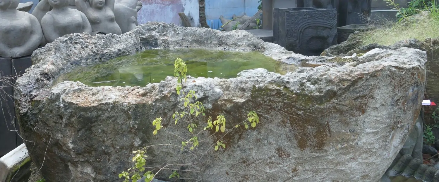  Product image 2 of the product “The Iceland Pot is made of limestone, it comes from coast of Indonesia. It is about 240cm length and 50cm depth. ”